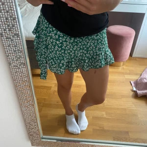 Grönblommig kjol - Här är en grönblommig kjol som är köpt från shein för några år sedan. Använder inte den här längre men har används vid fåtal tillfällen tidigare. För att få rätt uppfattning av färg, kolla första bilden. Håller väldigt fint skick. Pris kan diskuteras