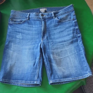 Jeansshorts  - Jeansshorts från Lindex. Storlek 42. 