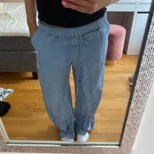 Blåa linnebyxor från HM - Här är ett par supersköna linnebyxor från HM. Som ni kan se på fjärde bilden är byxorna lite nötta längst ner men det är inget man lägger märke. Byxan är köpt för cirka 1,5 år sen, använd flertal gånger. Pris kan diskuteras