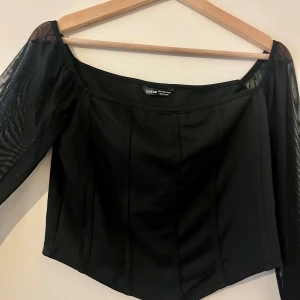 Festtopp - Svart festtopp. Helt ny. Storlek L. Gåt att ha som off-shoulder.