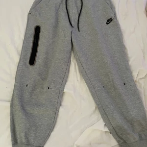 Nike byxor/ mjukis - Gråa Nike byxor, mjukis med svarta snören, storlek M ( köparen betalar frakt)