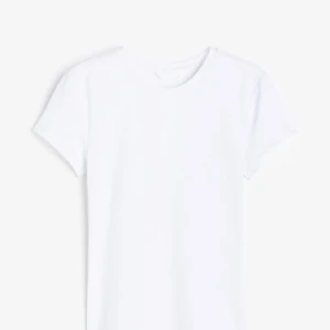 Vit T-shirt från gina  - säljer min vita gina T-shirt pga ingen användning! inga defekter osv skriv för fler bilder eller frågor💗💗