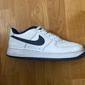 Nike air forces 1 - Jag säljer min helt nya air forces för att dom var små. Dessa skor är köpta för 1200kr  och jag säljer för 850kr.  Dom passar till allt och den blå färgen gör så att det ser snyggare ut. 