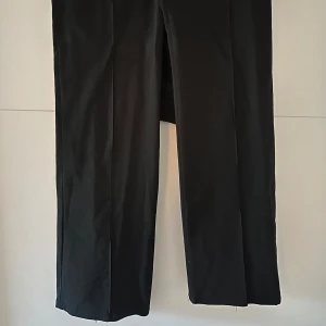 Raka kostymbyxor  - Kostymbyxor utan dragkedja.”Straight high waist pant” från Nelly i strl XS. Säljer då de inte kommer till användning.
