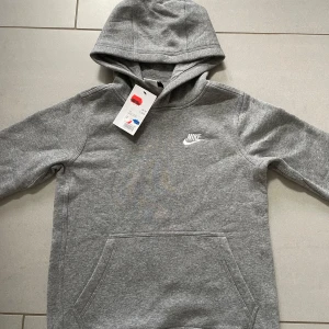 Nike hoodie  - Den är sprillans ny men lapp och allt  Den är i storl Jr M som är som xs skulle jag säga  Tar även byten ✅