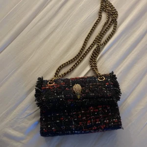 Kurt Geiger väska  - Jättesnygg Kurt Geiger väska i bra skick, säljer då den inte kommer till användning, pris går att diskutera väskan är i den lilla modelen 20x14