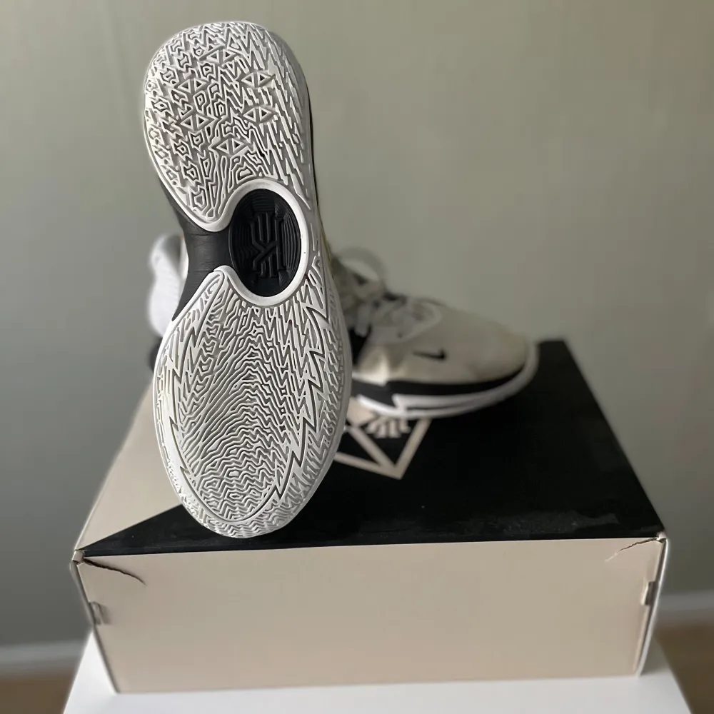 Kyrie Low 5 White Gold🤍💛 skick 6/10 Og box, kom dm för frågor eller bilder.  Priset är inte hugget i sten 🪨 . Skor.