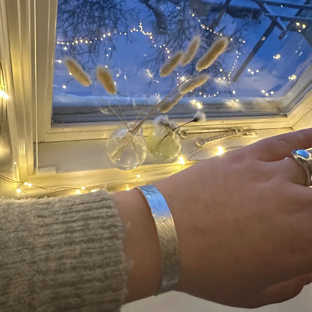 Handgjort armband i 925 silver som jag har gjort<3 (Produkten kommer inte vara identisk som på bilden utan jag kommer göra ett smycke så likt som möjligt). Accessoarer.