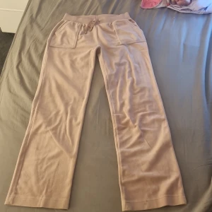 Juicy Couture - Jag säljer mina rosa juicy couture byxor i storlek M, lite smuts vid nederdelen (vid fötterna). Använt några ggr. Pris diskuteras