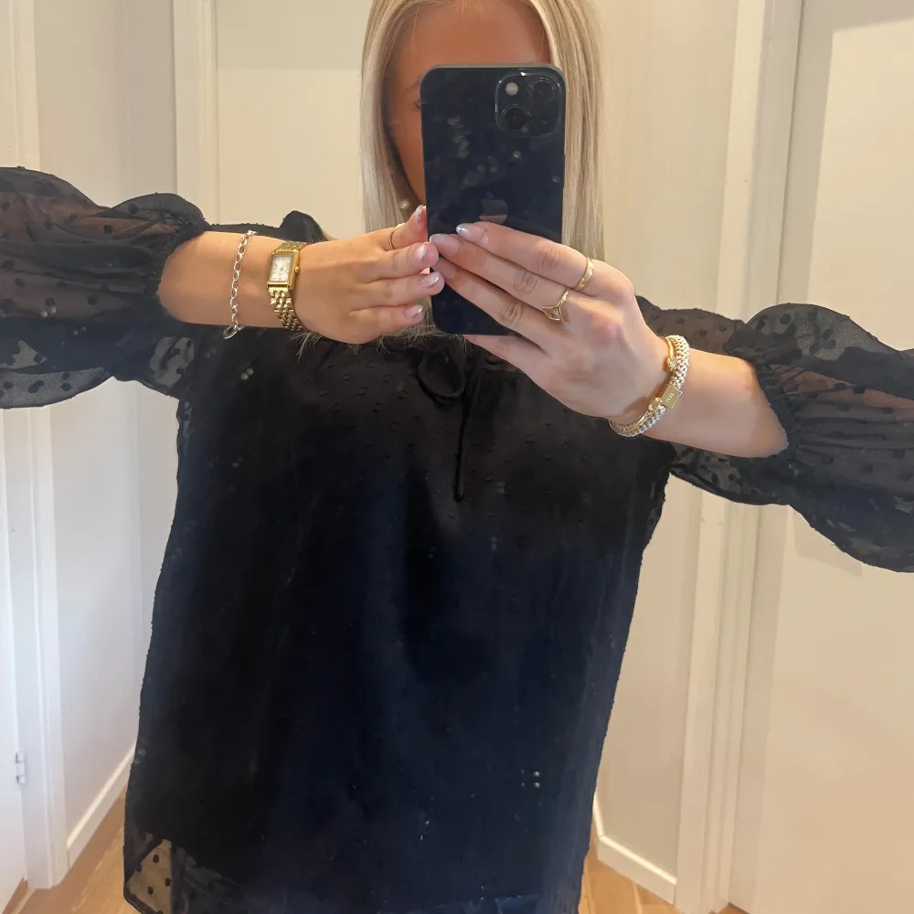 Super unik svart blus med puffiga ärmar, använd fåtal gånger så väldigt bra skick! 🥰🥰. Puserot.