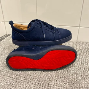 Christian Louboutin skor - Nu är det dags att lägga ut mina skor på internet,som är i toppskick😃.Jag har använt dem 3 eller 4 gånger och har märkt att skorna är små för mig skorna är i storlek 43 men den passar i storlek 42 också,pris kan diskuteras😃😃
