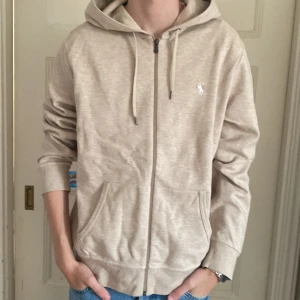 Ralph Lauren Hoodie Zip - Säljer en skön ralph lauren zip hoodie. Säljer den för att den är för stor för mig. Skick 10/10 aldrig använd. Orignalpris 1500kr. Bara o skriva ifall du har några funderingar!