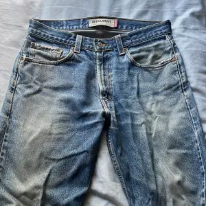 Skit snygga Levis jeans, ett par vintage jeans som är lite små slitna nere vid fötterna och fickorna som får dem att se snyggare ut. Storleken är 34/30 och har en baggy passform 