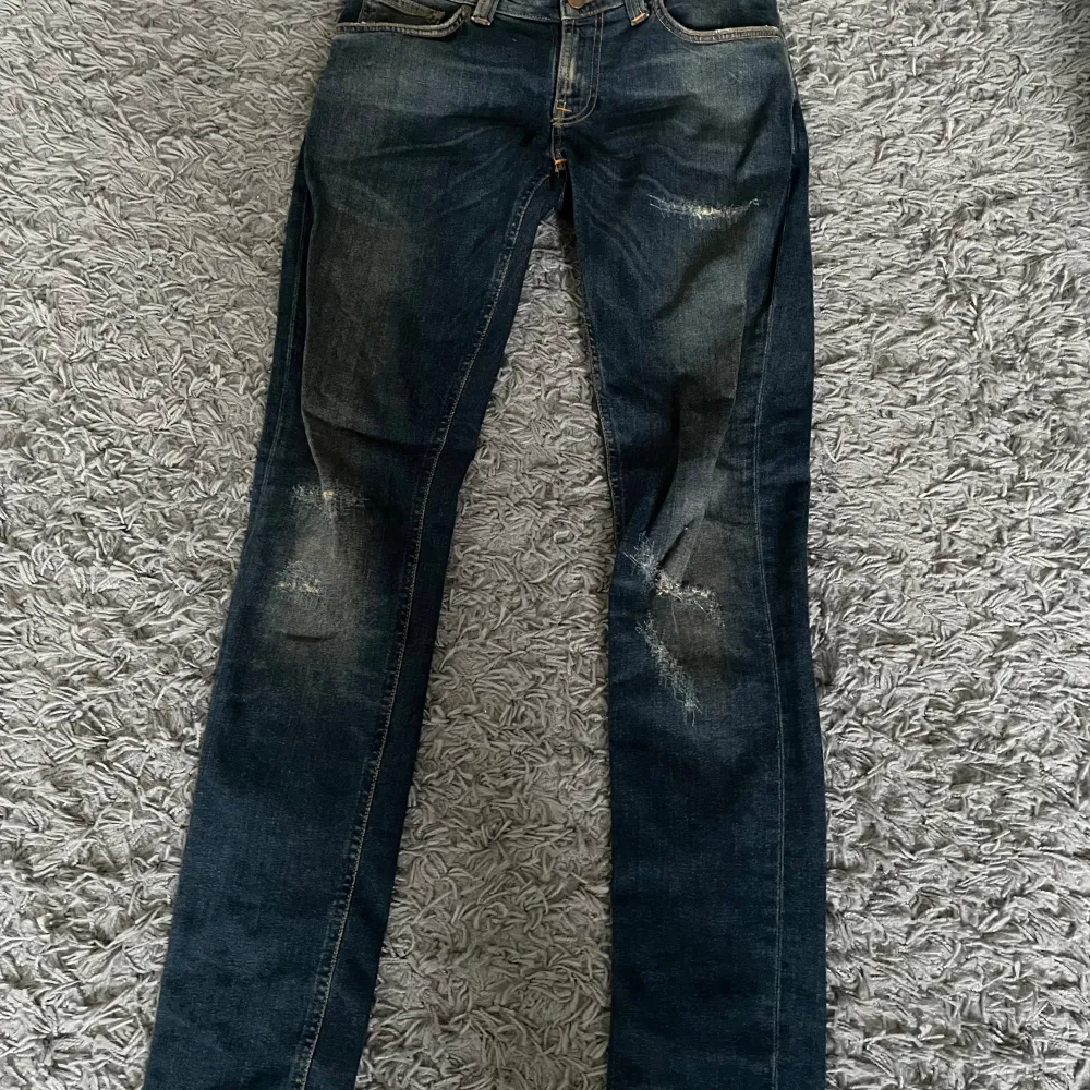 Säljer ett par schyssta nudie jeans med feta slitningar Passar dig som är 175-190 Säöjer pga att dem är för små 8/10 i skick Kan gå ner i pris vid snabb affär. Jeans & Byxor.