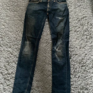 Nudie jeans - Säljer ett par schyssta nudie jeans med feta slitningar Passar dig som är 175-190 Säöjer pga att dem är för små 8/10 i skick Kan gå ner i pris vid snabb affär