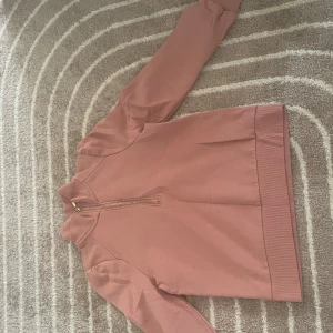 Rosa tröja/kofta - En jättefin rosa tröja med en kort dragkedja. Jag säljer den nu eftersom den har blivit för kort för mig. Jag har bara använt den tre gånger. Kontakta mig om du vill ha fler bilder eller har några frågor!💗
