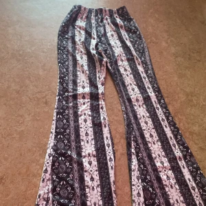 Assnygga byxor - Utsvängda jättefina byxor som köptes från shein använda flera gånger men är i fint skick