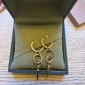 Maria Nilsdotter  - Hej!! Skulle gärna byta mina Chaos Queen örhängen( bild 1) mot ett andra par örhängen från Maria!❤️Möts bara upp av säkerhetsskäl🥰. Byter helst mot örhängena på bild 2&3, skriv om ni har andra dock💗