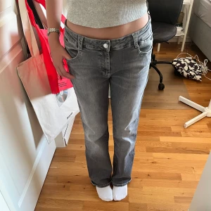 mavi jeans - FUNDERAR på att sälja dessa jätte fina lågmidjade bootcut jeans från mavi. perfekt till någon som är 160-165. tillverkas inte längre, nypris 700kr 💓skriv om du är intresserad ❤️kan byta till mindre storlek ❗️