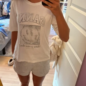 Ganni t-shirt  - Super fin ganni t-shirt som är okej använd har en liten fläck på ena armen som knappt syns💞