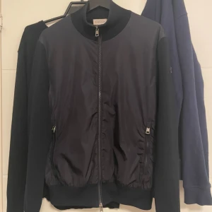 Moncler cardigan - Bra skick Storlek M, hör av er vid eventuella frågor 