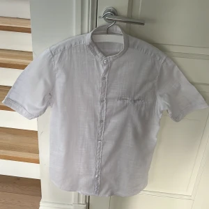 Grish skjorta - Vit skjorta. Storlek L passar även M. Nyskick.