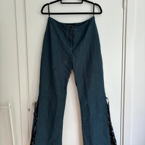 Gröna kostym byxor  - Säljer detta para gröna kostym byxor med spets på benen. Super snygga men råka köpa för lite storlek och då inte kommit till användning 