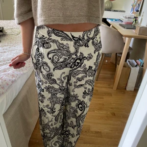 Mönstrade byxor - Intressekoll! Coola mönstrade byxor, använda men i fint skick!💕långa på mig som är 165
