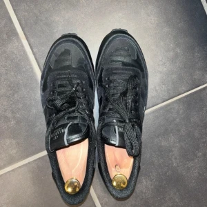 Vaelentino rock runners  - Hej! Säljer nu skick valentinos för otroligt bra pris. Dem är helt svarta