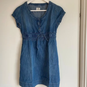 Jeansklänning  - Söt jeansklänning från HM Logg i stl 164!  Kan användas mellan stl 164-XS🌹  Väldigt fint skick! 