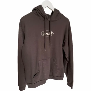 Hoodie - Brun hoodie köpt secondhand. En fläck där av priset