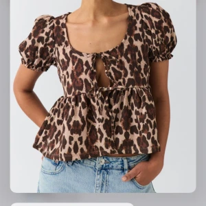 Leopard topp - Säljer denna superfina leopard toppen från gina i storlek M passar även en S också.  Säljs inte längre på hemsidan, säljer för 250kr🩷🩷