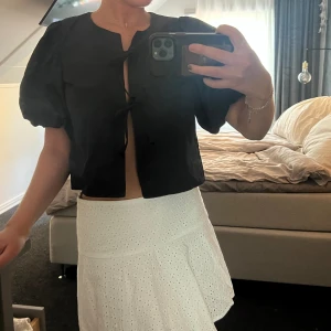 Knytblus med korta puffärmar - Svart knytblus med korta puffärmar i st 36 från Gina tricot. Aldrig använd, nypris 499:- 🤍