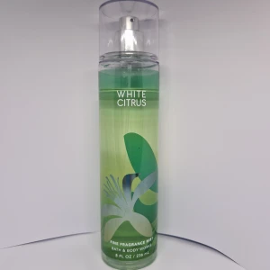 White Citrus Fine Fragrance Mist - White Citrus Fine Fragrance Mist från Bath & Body Works. Denna doftspray har en fräsch och uppfriskande doft med noter av citronzest, mousserande grapefrukt, ingefärsblomma, fresiablommor och rena träslag. Produkten är dermatologiskt testad och inte testad på djur. Flaskan är grön med en genomskinlig spraytopp.