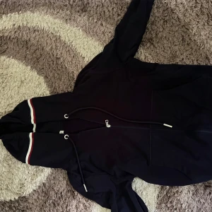 Moncler Hoodie zip - Det är en Moncler Hoodie zip fick som present har använts en gång bara. I helt nyskick inga fläckar.