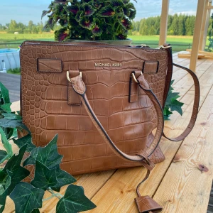 MICHAEL KORS - kastanjefärg  - Snygg och användbar, inköpt i NY. Läder i chestnut färg. 30X30