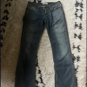 Low waist levis jeans bootcut - Säljer mina jätte snygga levis bootcut jeans då dom tyvärr är för små för mig. Inga defekter och är i väldigt bra skick! 