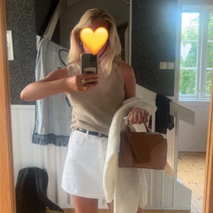 superfin väska från ATP Atelier💕💕 - supersnygg brun/orange färgad väska från ATP Atelier💕💕 väskan är i bra skick men ena spännet till bandet är sönder (jag brukar knyta saft d med en gummisnodd) därav priset👌 I färgen Brandy i Arezzo modellen😆