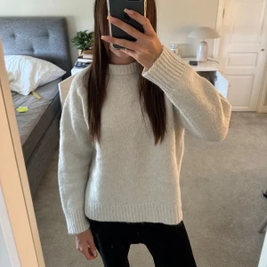 Stickad zara tröja - Vit stickad Zara tröja. Storlek s.