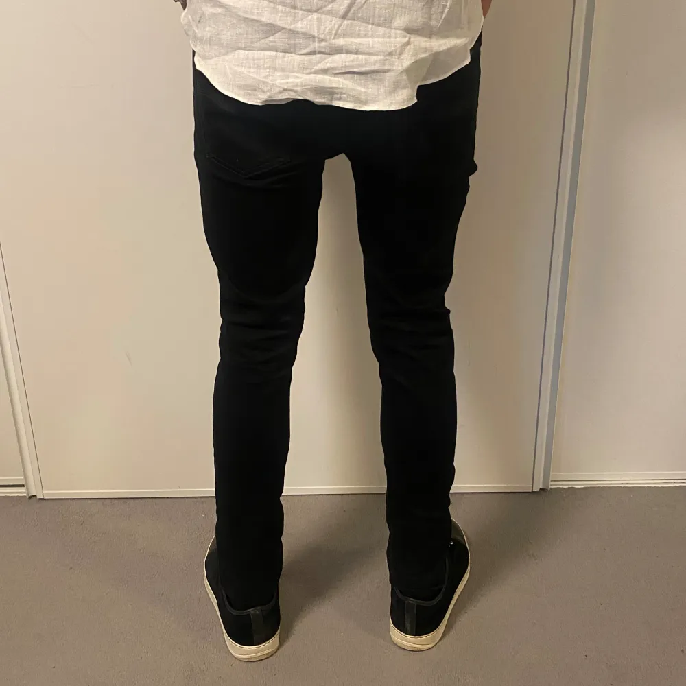 Hej! Säljer nu dessa super snygga nudie jeans. Jeansen är i toppskick 10/10. Modellen heter Lean Dean. Modellen på bilden är 185cm lång och väger 70kg. Hör av dig vid frågor!. Jeans & Byxor.