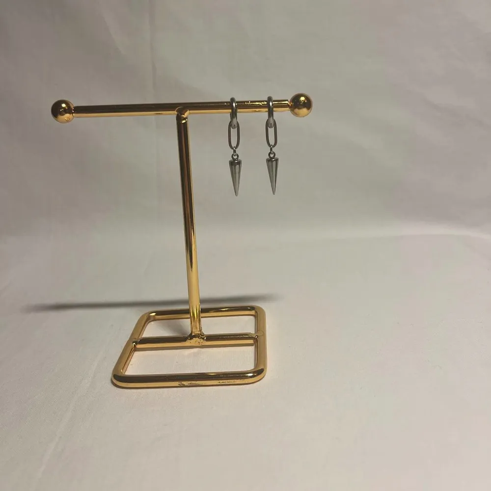 Otroligt fina örhängen! Finns i silver och guld. Köp för 79kr/st Eller 149kr/paret. Modell 122. Smyckes ställningen finns även att köpa för 299kr!. Asusteet.