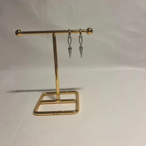 Örhängen  - Otroligt fina örhängen! Finns i silver och guld.  Köp för 79kr/st Eller 149kr/paret. Modell 122.  Smyckes ställningen finns även att köpa för 299kr!
