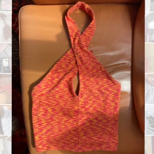 orange halterneck topp  - En färgglad halterneck topp från Gina Tricot i storlek M. Toppen har ett mönster i orange och är ärmlös med en knytning runt halsen.🙌💓Fint skick!