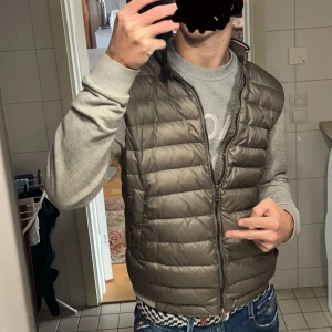Moncler Cardigan  - Moncler cardigan i utmärkt skick. Kan tänka mig sänka pris vid en smidig affär. Storleken är L i barnstorlek vilket motsvarar vanlig S. Hör av er vid frågor 