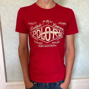 Ralph Lauren t-shirt - Polo Ralph Lauren t-shirt i jättebra skick (9.5/10) | Storlek S | Normal i storlek | Sitter pyttelite för kort på mig i bild som är 178 cm lång | Hör av er kring funderingar! / Mvh