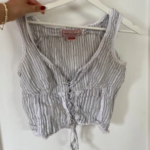 Randig linnetopp från Marlboro Classics - Säljer detta superfina linne frpn Marlboro Classics!🙌💓En randig linnetopp i storlek large. Toppen har ett snörningsdetalj framtill och är ärmlös. 🌟