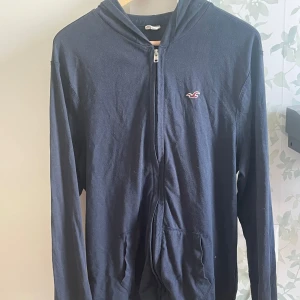 Hollister hoodie (L) - Säljer en tunn hoodie från hollister i storlek L, (sitter mer som M)  Fint skick inga hål eller defekter. 