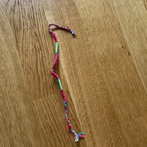 Armband  - Helt oanvänt armband med en drömfångare i mitten