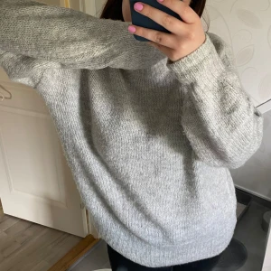 Oversized stickad tröja  - Oversized stickad tröja från Lager 157. Sitter större än sin egentliga storlek! Bara att höra av sig vid frågor 💝