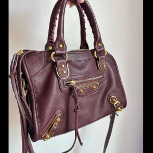 Jättefin väska - INTERNETSKOLL på jättefin väska!! Knappast använt och därför inga defekter eller liknande. Kan tänka mig gå ner i pris lite, vid snabb affär  !Tryck inte på köp dirket!